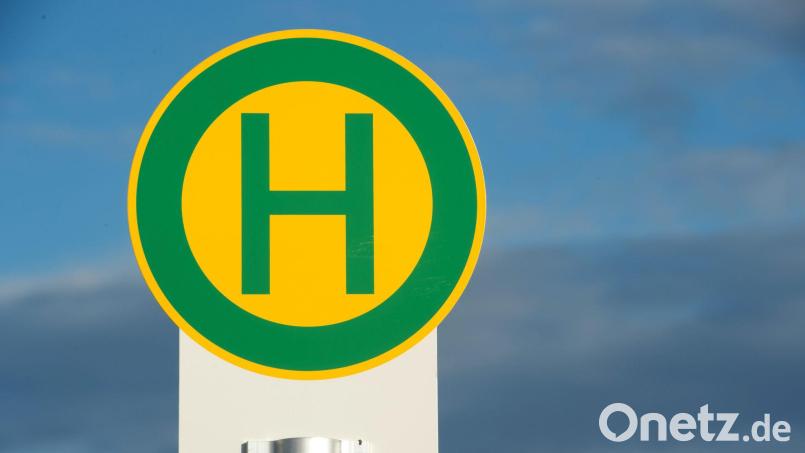 An der Haltestelle &quot;Schaittenbach, Kindlaser Weg&quot; hält bis Ende der Woche kein Bus. Symbolbild: Stefan Sauer/dpa-Zentralbild/dpa