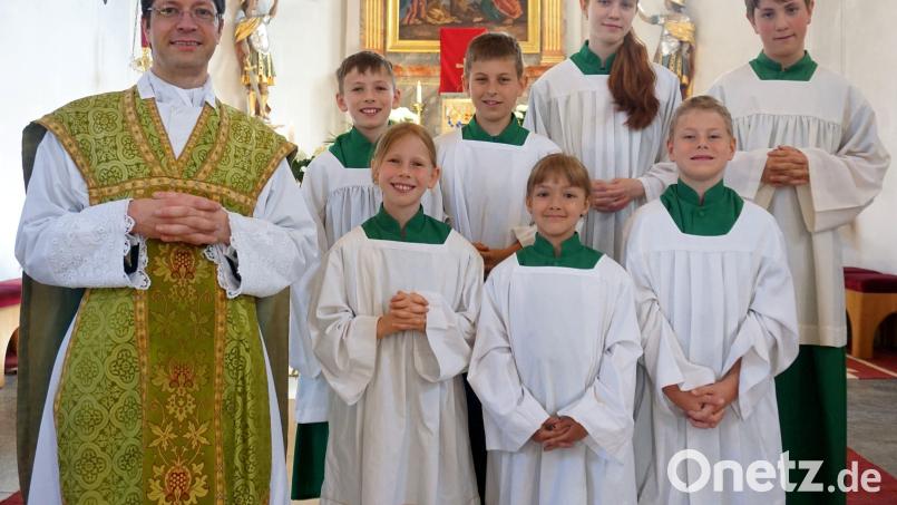 Neue Ministranten hat die Pfarrei Flossenbürg aufgenommen. Bild: Kerstin Wallmeyer/exb