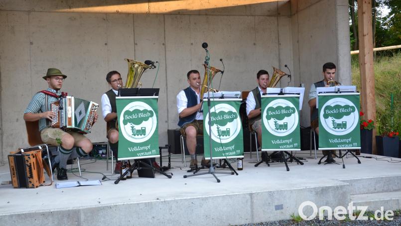 Mit großem Beifall bedankten sich die Zuhörer für die gelungene Sommerserenade von der Musikkapelle &quot;Bock-Blech&quot; aus Waidhaus. Bild: gi