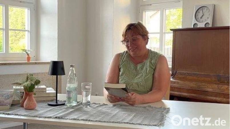 Michaela Proksch, eine Tochter des früheren Fürnrieder Pfarrers Schulze, stellt den zusammen mit ihrer Schwester geschriebenen Roman vor. Bild: Kerstin Bodendörfer/exb