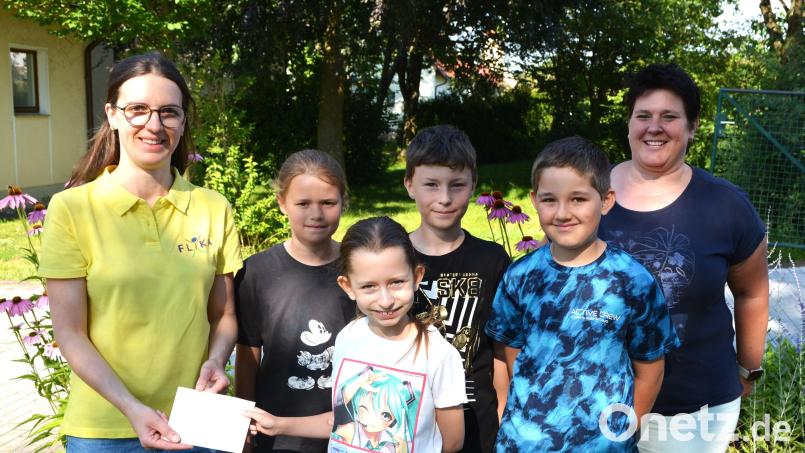 Die vier Kommunionkinder (ab Zweite von links) Thea, Emma, Toni und Damien überreichten an Christine Hecht (links) von Flika, 200 Euro. Auch Gemeindereferentin Barbara Schlosser (rechts) freute sich über die Aktion. Bild: fdl