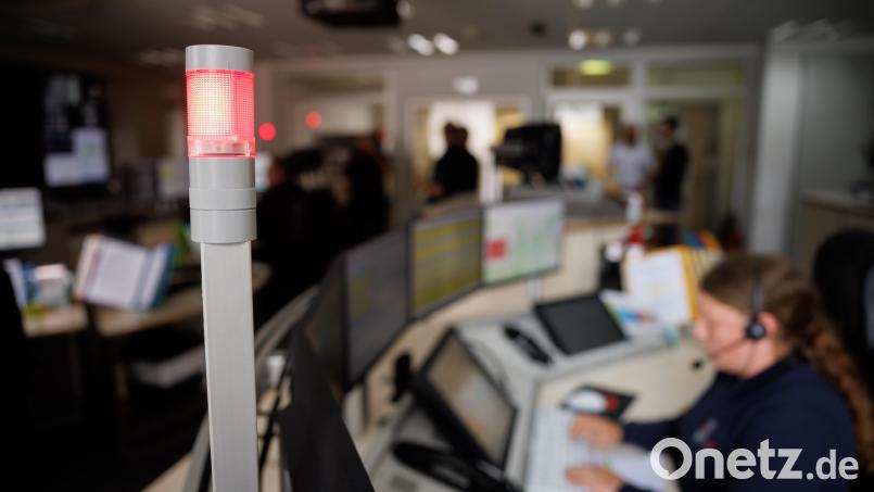 Eine Leitstellendisponentin nimmt in der integrierten Leitstelle einen Notruf entgegen. Symbolbild: Matthias Balk/dpa