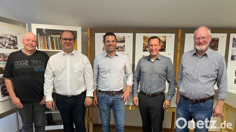 Die Ausstellung eröffneten (von links) Museumsleiter Uwe Tuschke, Bürgermeister Armin Haushahn, Claus Tausendpfund, Landrat Armin Kroder und Kurt Tausendpfund. Bild: Selina Englhard/exb
