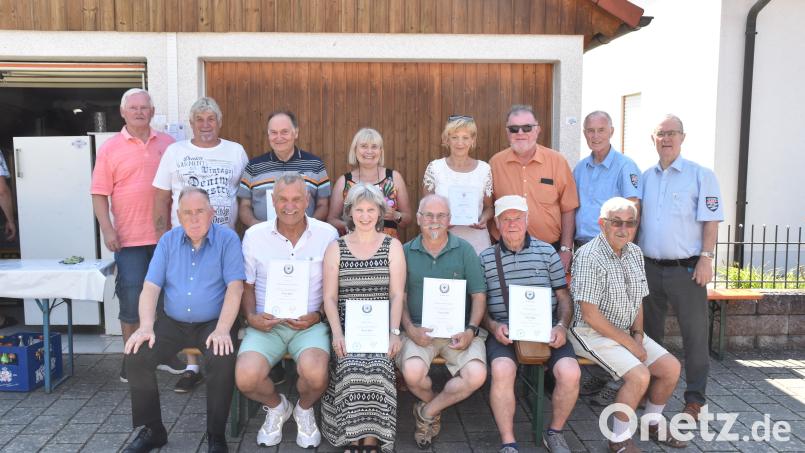 Die Geehrten der 7er-Kameradschaft mit Vorsitzenden Peter Ertl (hinten, 2. von rechts) und bezirksvorsitzenden Horst Embacher (vorne, links). Bild: hcz/exb