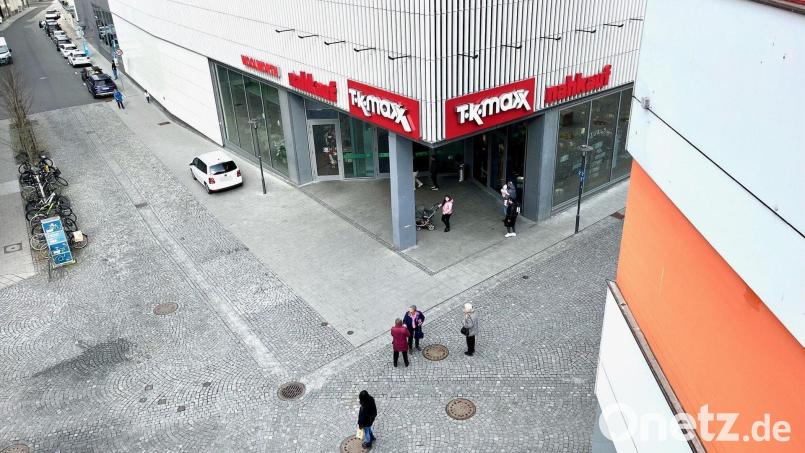 Kann der Platz vor dem NOC videoüberwacht werden? Nach Gewaltdelikten im Frühjahr gab es einen entsprechenden Vorstoß. Erfolgsaussichten hat er wohl nicht. Archivbild: Gabi Schönberger