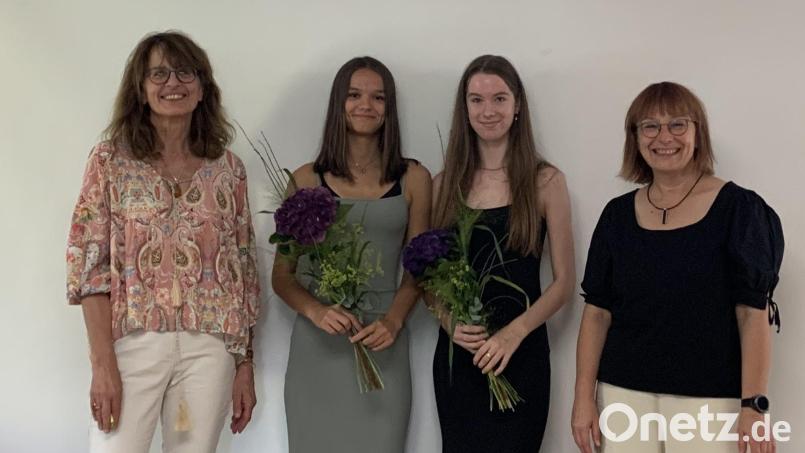 Margareta Lankes (links/Vorsitzende Förderverein) und Schulleiterin Conny Wrobel (rechts) gratulierten den besten Absolventinnen Milla Kuhnert (Zweite von links) und Leni Eckert. Bild: Christine Wocheslander/exb