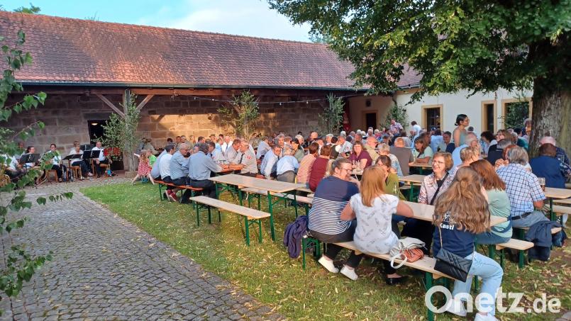 Nach dem Gottesdienst zum Patrozinium war der Kastler Pfarrhof gut gefüllt beim gemütlichen Beisammensein. Bild: Birgit Übelmesser/exb