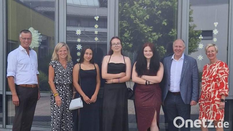 Den diesjährigen Qualibesten der Schnaittenbacher Mittelschule Laureen Weich, Vanessa Iacob und Emma Schwabe (ab dritte von links) gratulierten Bürgermeister Hermann Falk, Klassenlehrerin und stellvertretende Schulleiterin Sabine Spindler (von links) sowie Rektorin Michaela Bergmann und Bürgermeister Marcus Eichenmüller (von rechts). Bild: u