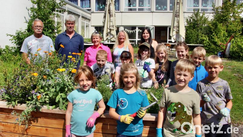 Am Hochbeet erfreuen sich mit den Schülerinnen und Schülern (hinten, von links) Werner Stollner, Manfred Mayer, die stellvertretende Vorsitzende Edeltraud Stollner vom Obst- und Gartenbauverein Neukirchen, Rektorin Birgit Molitor und Klassenlehrerin Elena Pilhofer. Bild: ds