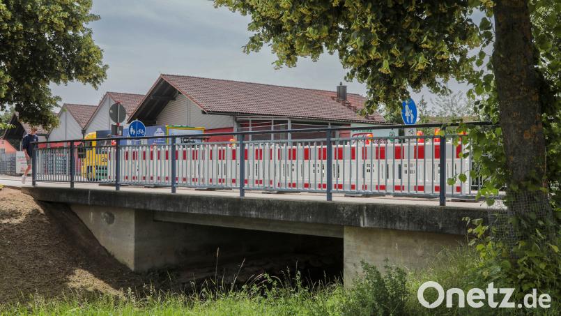 Für die Sanierung der Brücke über den Krumbach in Kümmersbruck rechnete das Staatliche Bauamt Amberg-Sulzbach mit einer Bauzeit von einem Monat. Bild: Wolfgang Steinbacher