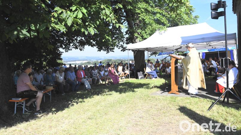 Viele Gläubige hatten sich unter den schattenspendenden Kastanienbäumen eingefunden, um mit Pfarrer Eduard Kroher den Festgottesdienst vor der Donatuskapelle in Aschach zu feiern. Bild: sche