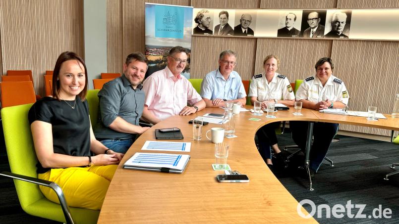 Sicherheitsgespräch im Rathaus: Das Bild zeigt (von links): VG-Geschäftsstellenleiterin Kathrin Schwarz, die Bürgermeister Peter Neumeier, Hans Prechtl und Franz Grabinger sowie Sabine Roidl und Marion Zenger. Bild: Tobias Reitmeier/exb