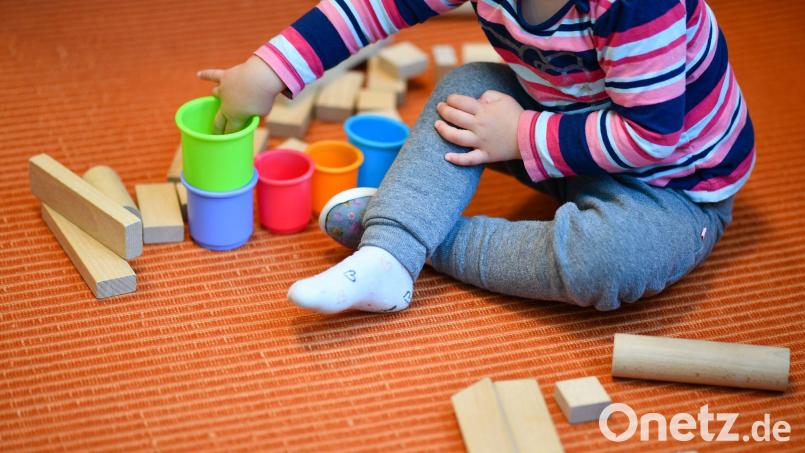 Nachdem der Kindergarten-Neubau in Schwarzach verschoben wurde, stellte sich nun im Gemeinderat die Frage, wo die Kinder künftig betreut werden. Symbolbild: Uwe Anspach/dpa
