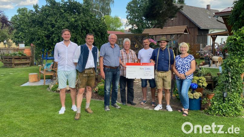 Lukas Zetzl, Ludwig Greß, Ewald Zetzl, Georg Kleber, Eugen Woppmann, Philipp Bauriedl und Christa Zetzl (von links) sind glücklich über diese Gemeinschaftsaktion. Bild: Mareike Kaiser/exb