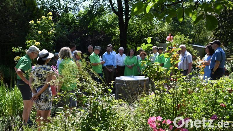 im (noch) in voller Blüte stehenden Vereinsgarten begrüßte Obst- und Gartenbauvereins- Chef Klaus Fischer die Gäste. Bild: hcz