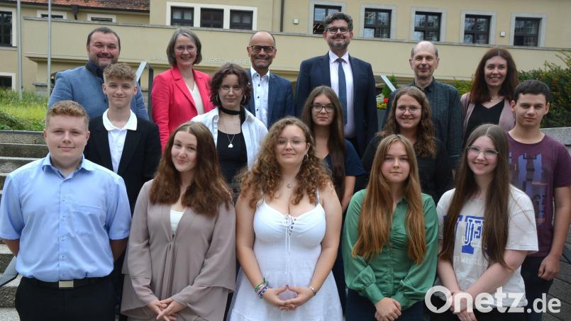 Im Bild die besten Absolventinnen und Absolventen der sieben Landkreis-Mittelschulen, die jetzt am Landratsamt für ihre Leistungen geehrt wurden. Es fehlte krankheitsbedingt Laura Gruber. In der oberen Reihe die Ehrengäste, die dazu ihre Glückwünsche übermittelten. Bild: jr