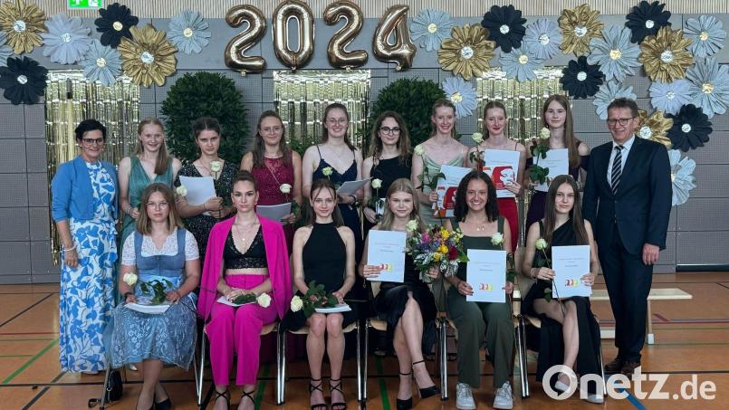 Über Traumnoten freuen sich bei der Abschlussfeier ganz besonders: Bernas Evelina (erste Reihe sitzend, Dritte von rechts) und Hausner Mia-Sophie (erste Reihe sitzend, Dritte von links). Bild: M. Blendl/exb