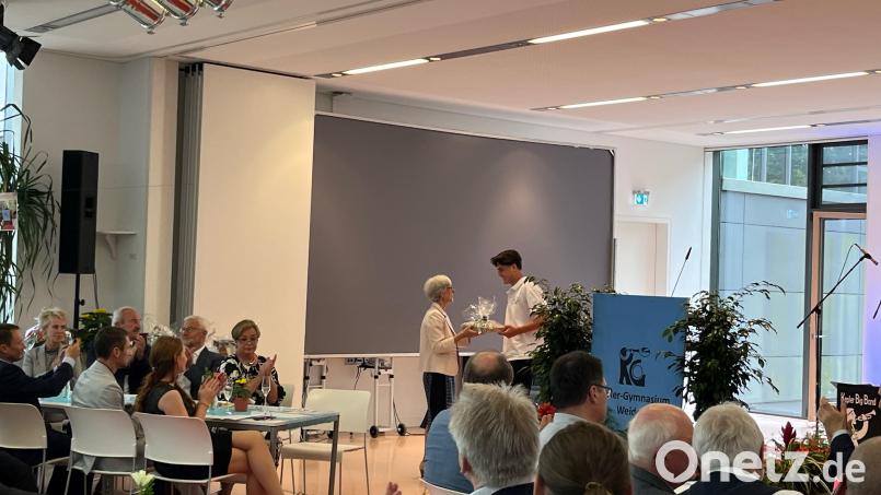 Schülersprecher Paul Stiegler bedankt sich bei Sigrid Bloch für ihre Zeit als Schulleiterin. Bild: Mutiara Sudarma