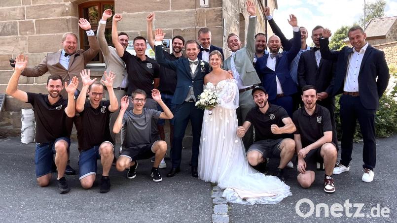 Felix und Sofia Hösl wohnen zwar in Waldeck, die Freunde und Bekannten des Brautpaares mussten aber zum Spalierstehen und Gratulieren zur St.-Johannes-Kirche nach Oberbibrach fahren. Bild: Claudia Hösl/exb