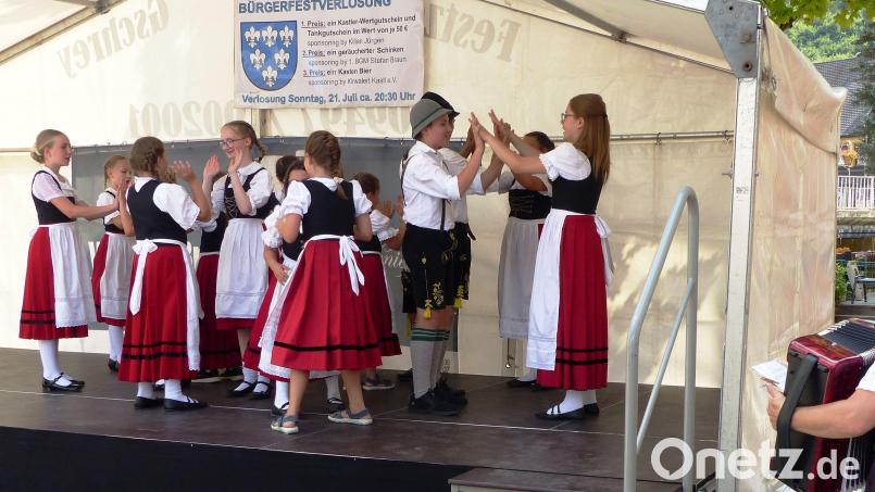 Die Kindergruppe des Kastler Trachtenvereins &quot;Sechs Lilien Kastl&quot; unter der Leitung von Michaela (Musikantin) und Georg Ehbauer rührte die die zahlreichen Zuschauer am Kastler Marktplatz. Bild: jp