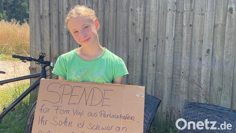 Ausgestattet mit Schild und Schnur hielt Antonia beim Oldtimer-Treffen in Raggau die Besucher auf und bat um eine Spende für Lukas. Bild: Forster/exb