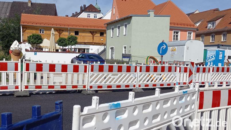 Die große Eistüte an der Hirtenstraße in Pfreimd ragt kaum über die Abgrenzung der Straßenbaustelle . Der Umbau der Haas-Kreuzung macht nicht nur Autofahrern, sondern auch dem Eiscafé "Fiocco di Panna" (im Hintergrund links) zu schaffen. Bild: bl