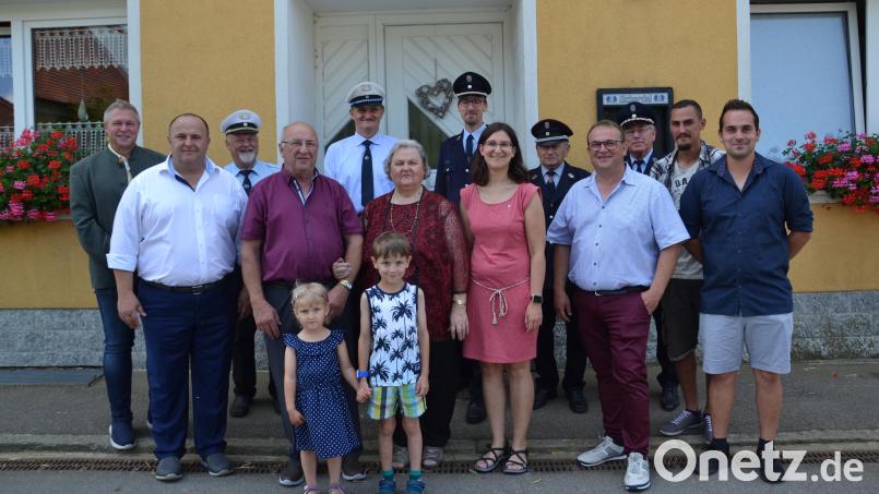 Heinrich Ring (Vierter von links) feiert im Kreise seiner Familie seinen 80. Geburtstag. Dazu gratulieren seine Frau Franziska, seine Söhne, Enkel und Urenkel sowie Bürgermeister Helmut Meindl (links) und die Vereinsabordnungen. Bild: gi