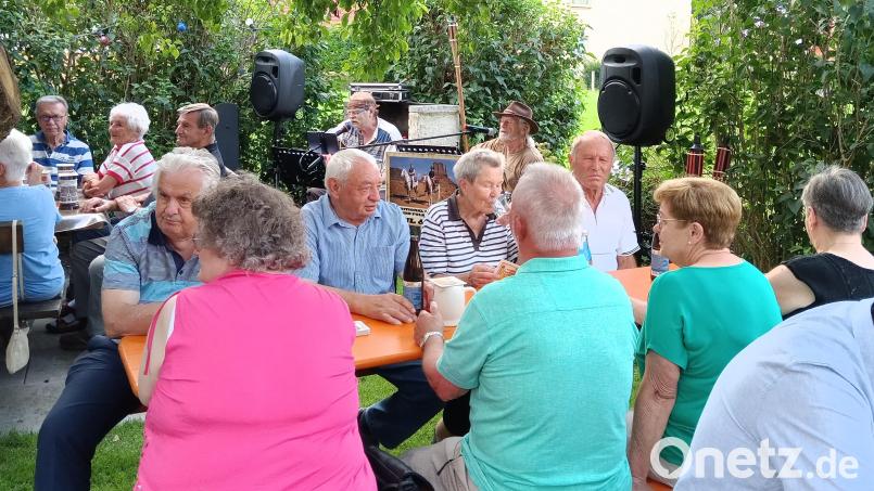 Die Musiker „Paul &amp;Harry“ sorgen beim Sommerfest des FCN-Fanclubs Irchenrieth für Unterhaltung. Bild: Albert Gruber/exb