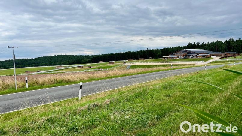 Auf den Flächen südlich von Halmesricht soll eine Hotel- und Freizeitanlage entstehen, angrenzend an die bestehende Pferderanch mit Reithalle. Bild: Gabi Schönberger