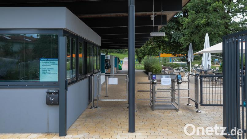 An den Vormittagen unter der Woche ist das Kassenhäuschen am Waldbad verwaist. Erst ab 13 Uhr können Badegäste hier persönlich Eintrittstickets kaufen. Viele wünschen sich deshalb einen Kassenautomaten. Bild: Wolfgang Steinbacher