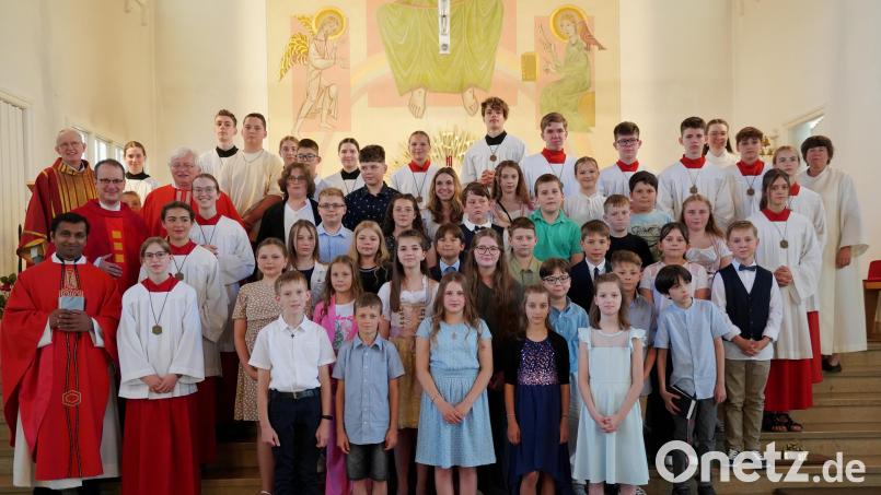 Gemeinsam freuen sich die Kinder in St. Johannes über ihre Firmung. Bild: Alois Schröpf/exb