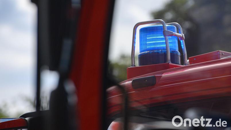 Innerhalb weniger Minuten hatte die Feuerwehr den Kleinbrand in der Ackerstraße in Weiden unter Kontrolle. Symbolbild: Robert Michael/dpa-Zentralbild/dpa