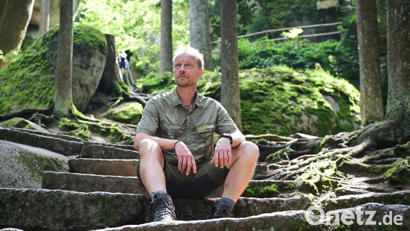 Dieser Herr der Steine ist ein knallharter Kämpfer fürs Felsenlabyrinth – deshalb freut sich Roland Ledermüller jetzt sehr über die Auszeichnung. Die wichtigste Botschaft des Kümmerers vom Naturpark Fichtelgebirge: „Habt Demut vor der Natur.&quot; Bild: Florian Miedl