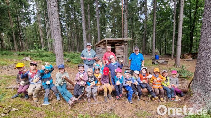 Mitglieder des Ameisenschutzvereins im Landkreis Tirschenreuth waren in den Waldkindergarten gekommen. Sie erklärten den Mädchen und Buben, warum Ameisen so wichtig für den Wald sind. Bild: Sabine Reindl/exb
