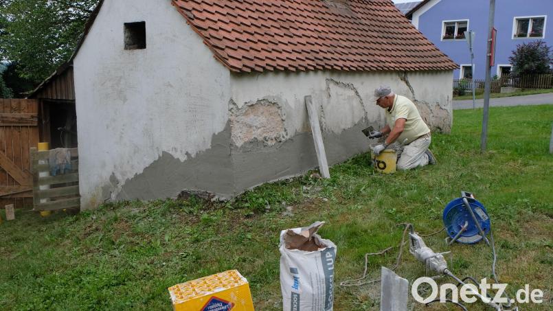 Heimatfreund Werner Sommer legt ehrenamtlich am Backofen in Schönbrunn Hand an und wird die dringend notwendigen Verputzarbeiten ausführen. Bild: Lehner/exb