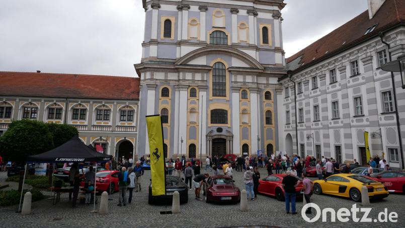 Schon vergangenes Jahr stand Sportwagen an Sportwagen vor der Basilika in Waldsassen. Dieses Jahr dürften es noch mehr Fahrzeuge werden. Archivbild: hmr