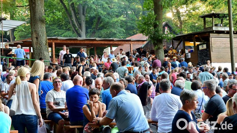 Unter mächtigen Bäumen und mit tollem Fernblick: Dass es am Annaberg-Nordhang wunderschön ist, da sind sich wohl alle Besucher einig. Während der Bergfestwoche ist hier abends oft jeder Platz besetzt. Bild: Petra Hartl