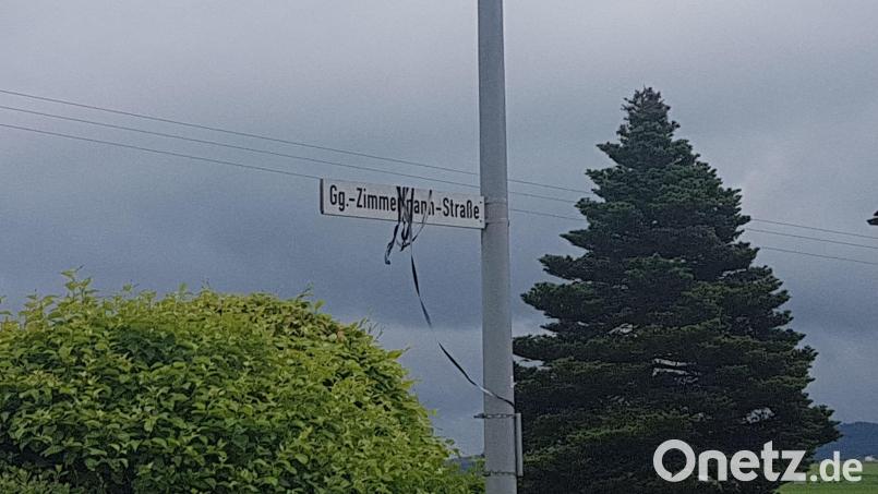 Ein Straßenschild der Georg-Zimmermann-Straße. Den Trauerflor haben Anlieger angebracht. Mit der Namensänderung sind sie offenbar nicht einverstanden. Bild: gi