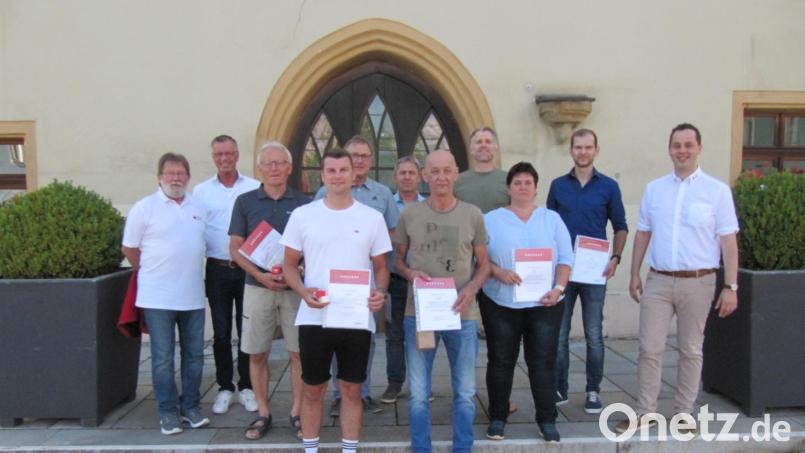 Josef Lengfelder (vorne rechts) hat bereits 150 Mal sein Blut gespendet. Er und weitere Spender wurden nun geehrt, unter anderem von BRK-Kreisgeschäftsführer Sebastian Schaller (rechts). Bild: fg