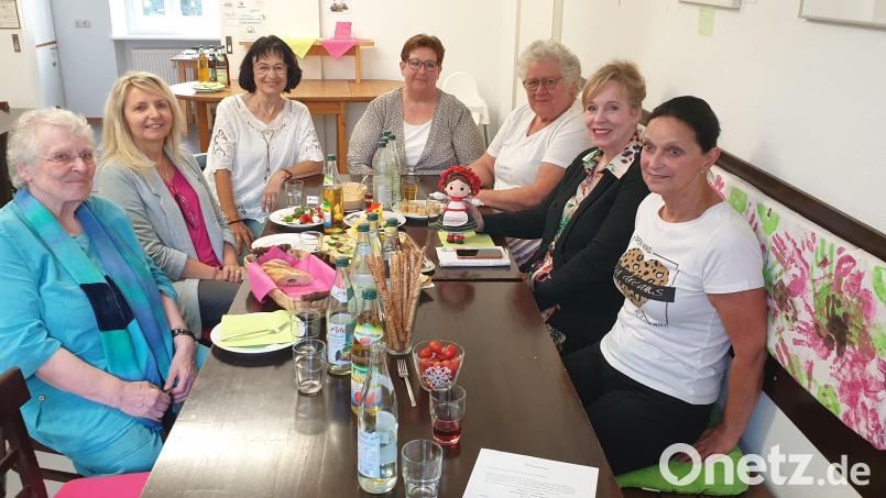 Margarete Friedrich, Renée Götzinger, Lucia Etterer, Renate Szeri, Christiana Zaglmann, Silvia Tanir und Elisabeth Kelch engagieren sich im Bürger- und Familienzentrum in der Integrationsarbeit. Bild: Jessika Wöhrl-Neuber/exb