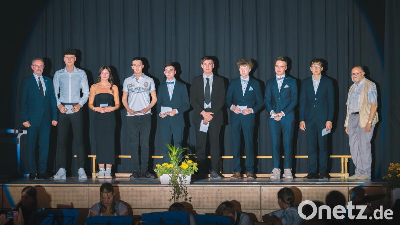 Die besten Absolventen der Realschule im Stiftland wurden besonders geehrt. Im Bild (von links) Realschuldirektor Stephan Drexler, Jannik Schnurer, Elina Mayer, David Dendorfer, Benedikt Frank, Fynn Krisch, Gabriel Hecht, Christian Ernst und Julian Weber sowie Bruno Salomon als Vertreter des Fördervereins „Freunde der Realschule im Stiftland“. Bild: Tobias Frauendorfer/exb