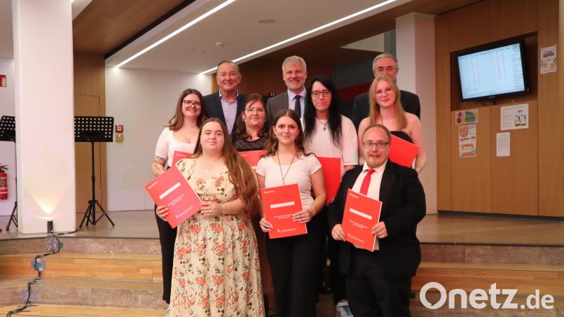 Die besten Absolventen des BSZ Neustadt/WN: Sevgi Bayraktar, Selina Deubzer, Michele-Peter Bachmann (vorne, von links), Ida Ederer, Kristin Liebstein, Christina Burger, Annalena Bauer (2. Reihe, von links) und hinten 3. Bürgermeister Heribert Schubert, Schulleiter Eduard Bauer und stellvertretender Schulleiter Frank Eckstein. Bild: wrm/exb