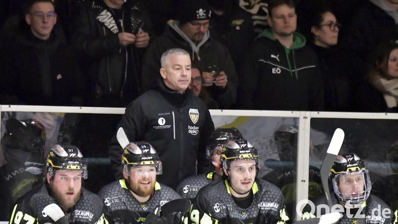 Trainer Dirk Salinger und seine Spieler erwarten im Eröffnungsspiel den EHC Königsbrunn. Archivbild: Hubert Ziegler