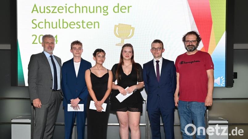Schulleiter Eduard Bauer freut sich mit den Schulbesten Luis Kummer (10 a), Paula Lang (10 b) und Marie Krüger (BF 11a). Es gratulieren auch Studiendirektor Dominik Schmidt und Fördervereinsvorsitzender Jens Maschke. Bild: Fotostudio Kraus, Vohenstrauß/exb