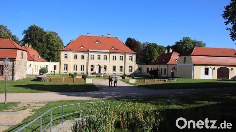 Schloss Königshain liegt in Sachsen, zehn Kilometer westlich von Görlitz. Im Haupthaus dieses Schlosses (Mitte) werden seit rund 20 Jahren regelmäßig Ausstellungen mit zeitgenössischer Kunst gezeigt. Im rechten Seitenflügel, dem Küchenhaus, befindet sich eine Ferienwohnung, die Kunst-Stipendiaten während ihres Aufenthaltes zur Verfügung steht. Bild: Thomas Dobler