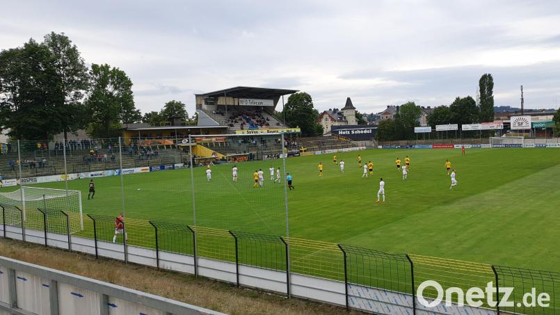 Das Stadion Grüne Au in Hof. Hier soll es zu rassistischen Äußerungen von Heimfans gekommen sein. Archivbild: msh