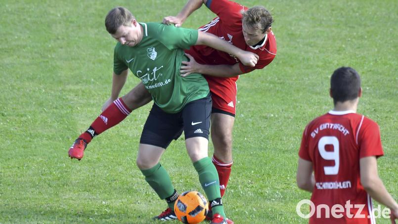 Matthias Schmidt (links) vom ASV Haselmühl lässt seine Erfahrung aus bald 30 Jahren Fußball nicht nur in defensiven Zweikämpfen spielen: Der in der Viererkette eingesetzte Routinier weiß auch, wo der gegnerische Kasten steht. Archivbild: Hubert Ziegler