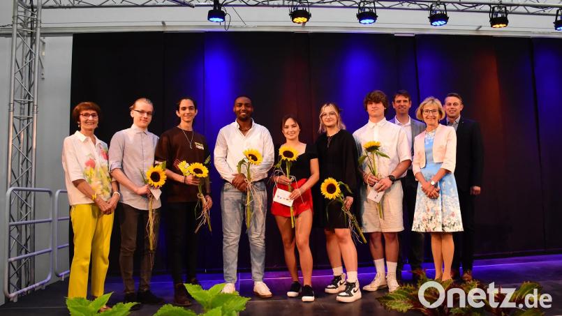 Bei der Abschlussfeier der beiden Integrationsvorklassen der FOS/BOS Weiden gibt es für alle Absolventen mit einer 1 vor dem Komma Sonnenblumen. Bild: swi/exb