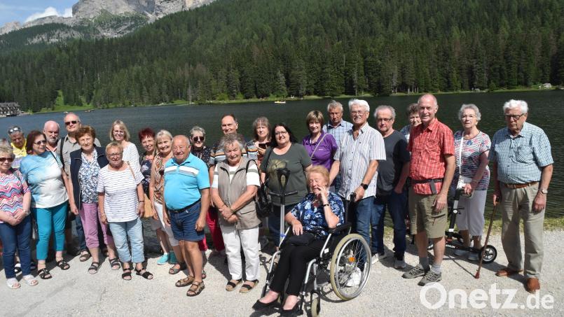 Die Reisegruppe vor dem Misurina-See. Im Hintergrund die Cardini- Spitzen. Bild: hcz/exb