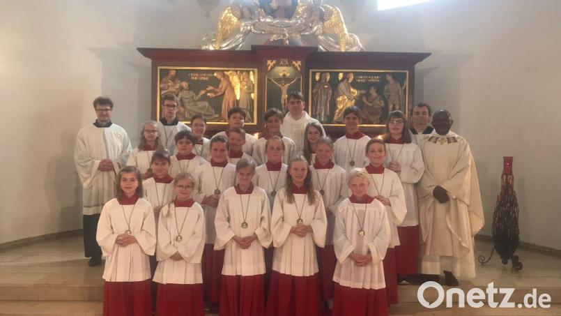 Pfarrer Oliver Pollinger (hinten Mitte) freute sich über die Bereitschaft der Kinder, Aufgaben am Altar zu übernehmen. Bild: Helga Weiß/exb